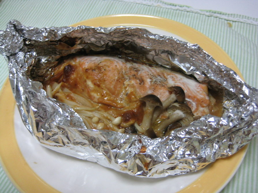 きのこと鮭のホイル焼き☆味噌マヨソースの画像
