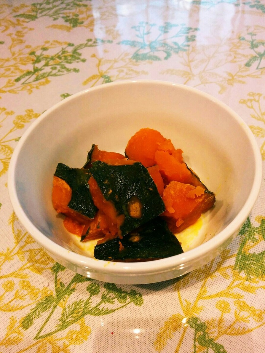 厚手の鍋でかぼちゃの煮物の画像