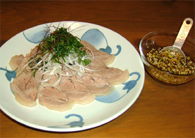 ゆで豚を香味たれで召し上がれ。