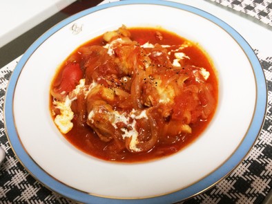 骨付き肉のトマト煮込みスープの写真