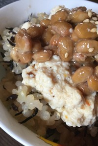 納豆と「くせになるうま塩麻婆豆腐」のご飯
