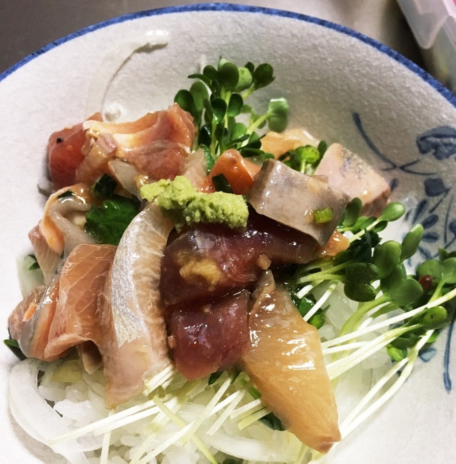 ごま油とニンニクで、食欲そそる海鮮丼☆の画像