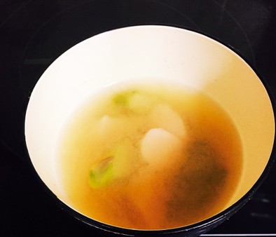 アスパラガスと魚肉ソーセージの味噌汁の写真