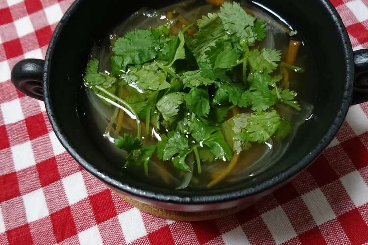 新玉ねぎと人参とパクチーのコンソメスープ レシピ 作り方 By シュフ子 クックパッド