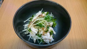 ささみとかいわれの梅肉和え