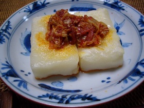 小腹が空いた時 焼き餅の白菜キムチのっけ