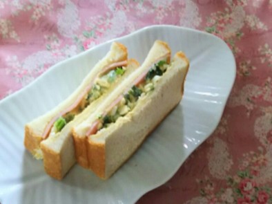 ハムと菜の花と卵サラダのサンドイッチの写真