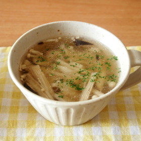 にんにくをちょっぴりきかせたキノコスープ