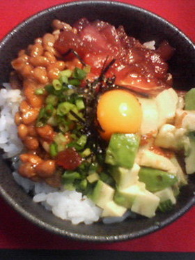 カリフォルニア風≪五色納豆丼≫