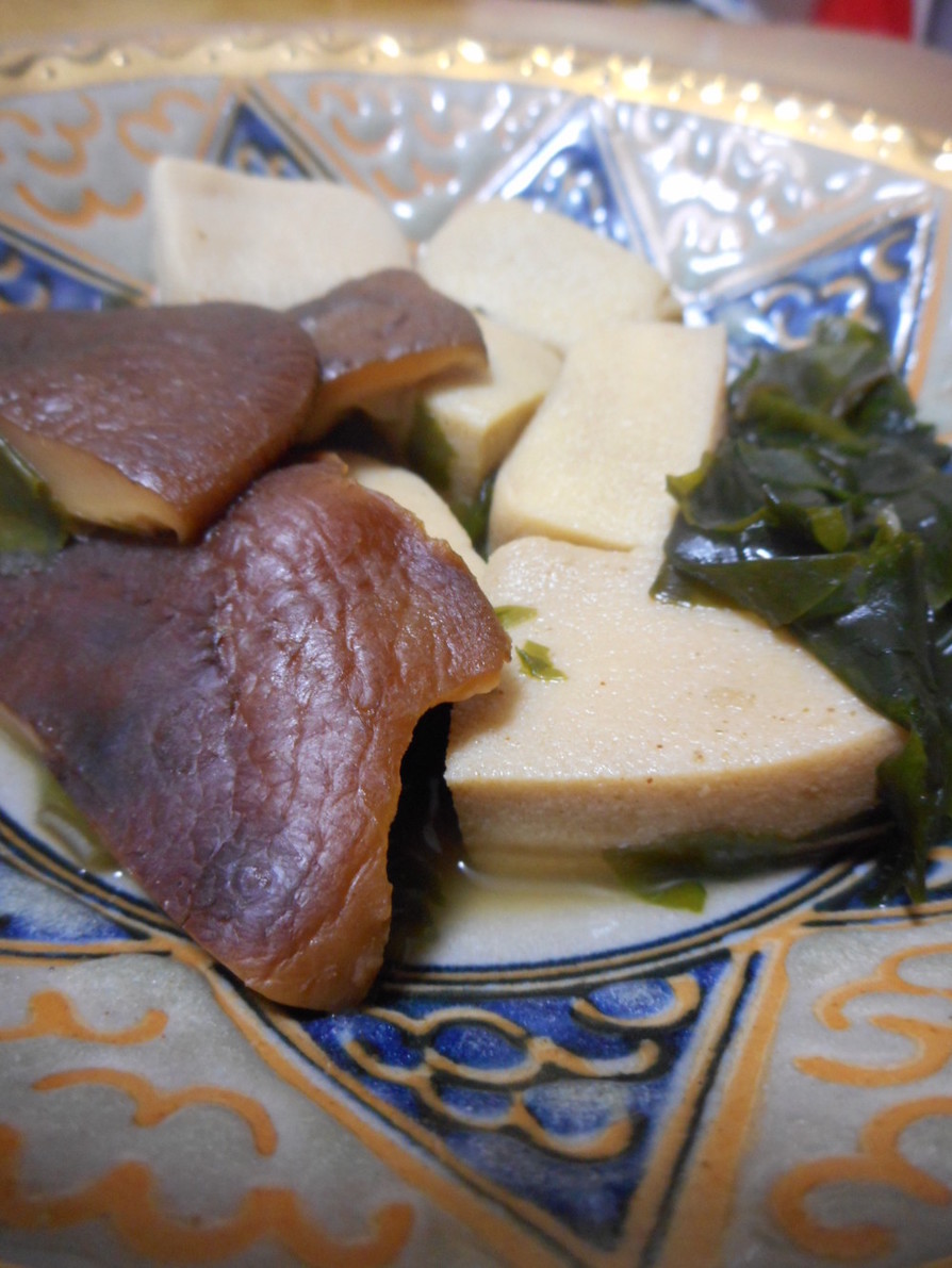 高野豆腐とわかめとしいたけの煮物の画像
