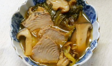 和食の一品！鰹とチンゲン菜 きのこの煮物の写真