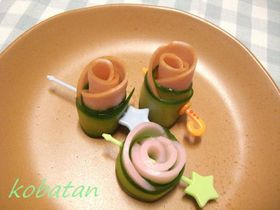 きゅうりとかまぼこのバラ♪(キャラ弁)