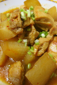 【キムチ鍋の素】鶏肉と大根の甘辛キムチ煮