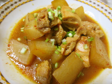 【キムチ鍋の素】鶏肉と大根の甘辛キムチ煮の写真
