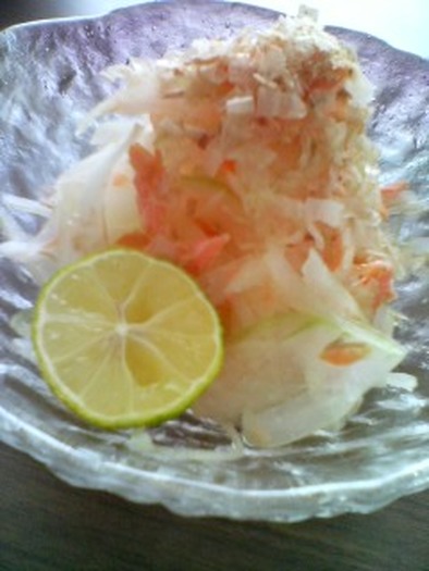 鮭とたまねぎのゆずサラダの写真