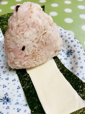 *チーズおにぎりをスライスチーズで*