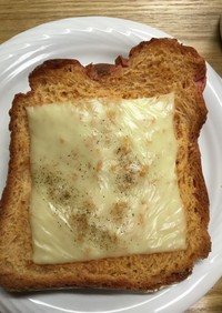 ビーツ入り食パンのチーズトースト