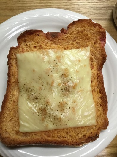 ビーツ入り食パンのチーズトーストの写真