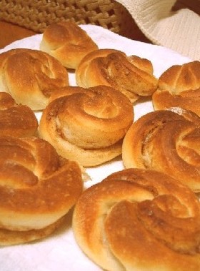 ザラメとシナモンのねじりパン