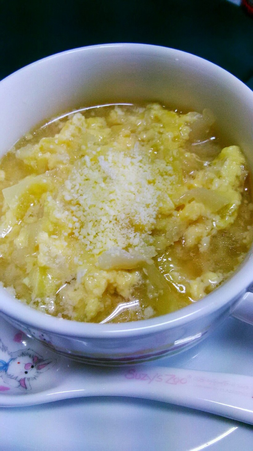キャベツの卵とチーズ入りスープの画像