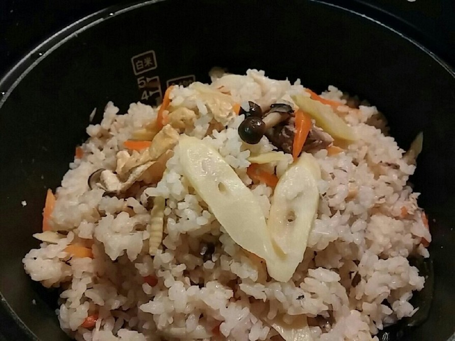 タケノコとサバ缶の炊き込みご飯の画像