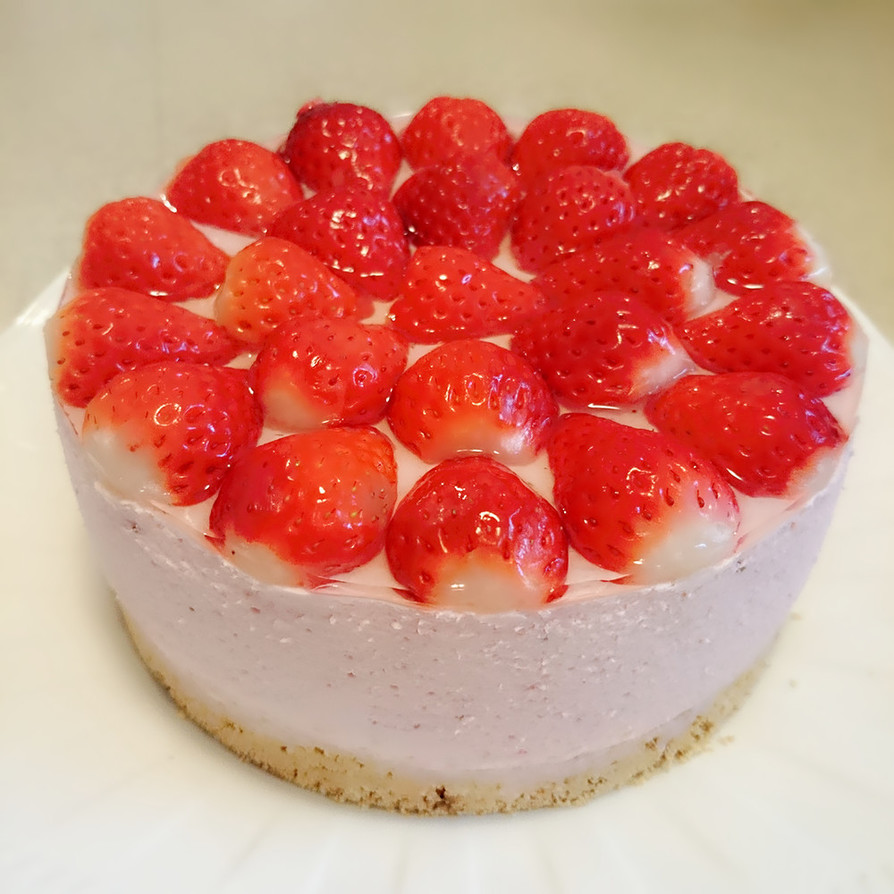 苺のレアチーズケーキの画像
