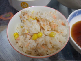 簡単☆鮭とコーンのまぜまぜご飯♪