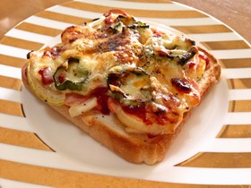 焦がさない!Wチーズの具沢山ピザトースト