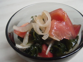 簡単♪うまいっ♪トマトとわかめ