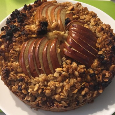 りんごとグラノーラのケーキの写真