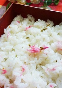 桜の塩漬けと米だけ　春を味わうお花見弁当