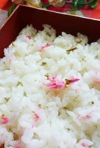 桜の塩漬けと米だけ　春を味わうお花見弁当