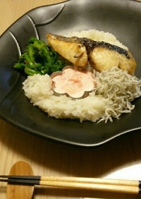SAKURAホイップon SAWARA丼