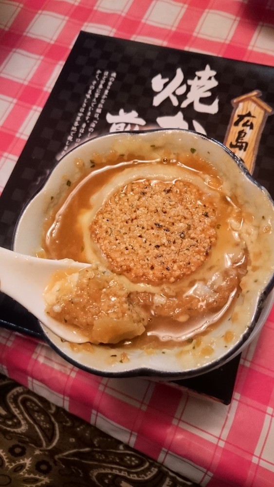 広島土産焼き牡蠣煎餅の煎餅オニグラ の画像
