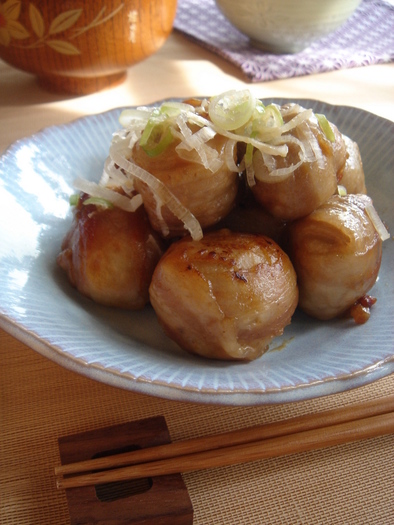 里芋と豚ばら肉の巻きコロ煮の写真