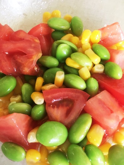 トマト、枝豆、コーンのいろどりサラダの写真