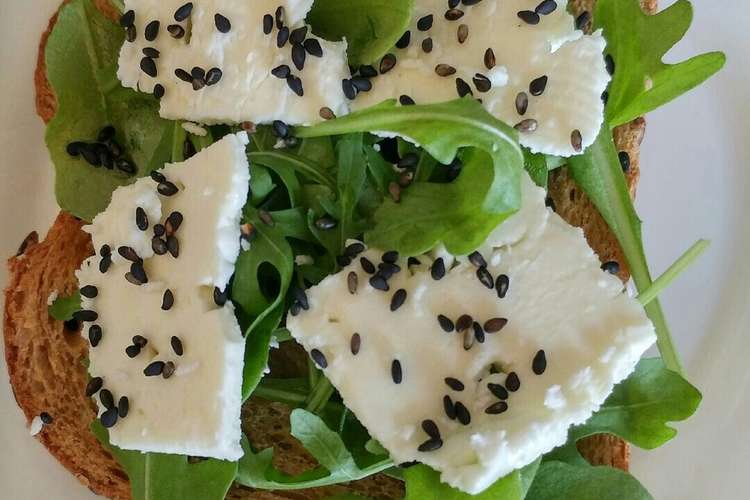 フェタチーズ ルッコラのオープンサンド レシピ 作り方 By Pizzico クックパッド 簡単おいしいみんなのレシピが356万品