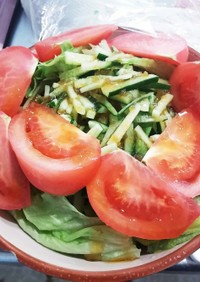 トマトとレタスときゅうりのサラダ