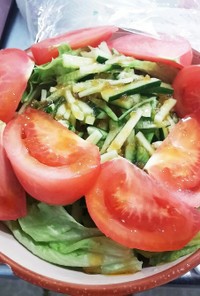 トマトとレタスときゅうりのサラダ