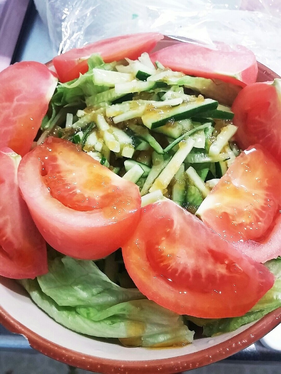 トマトとレタスときゅうりのサラダの画像