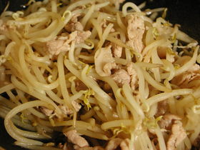 もやしと豚肉の蒸し焼き