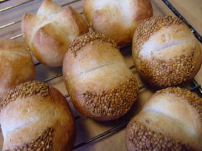 高級ゴマパン・・・イーストのパンの写真