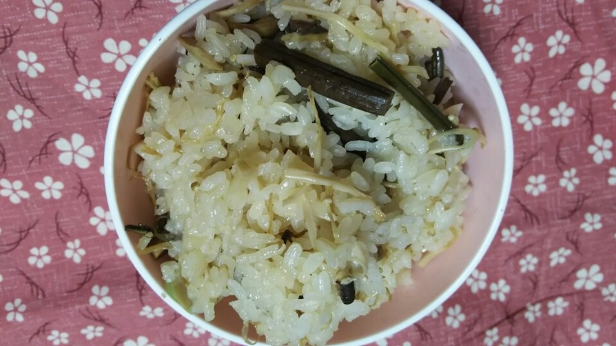 ヒラタケと山菜の炊き込みご飯の画像