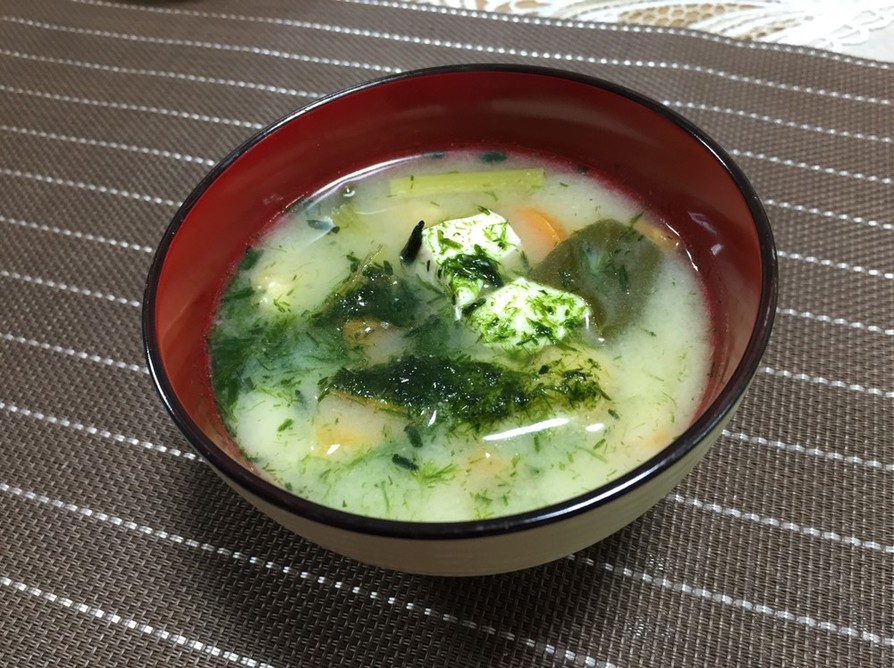 青海苔が決め手！小松菜とおあげの白味噌汁の画像