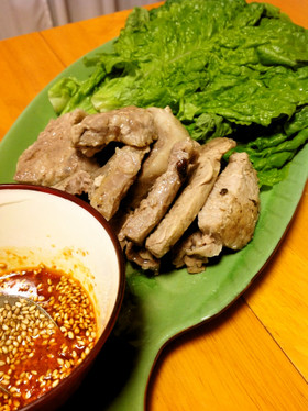 豚肉のサンチェ巻き 豆板醤ごまソースで