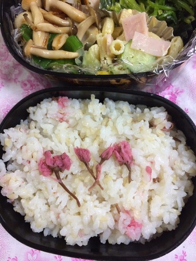 桜ごはんのお弁当(^^)の写真