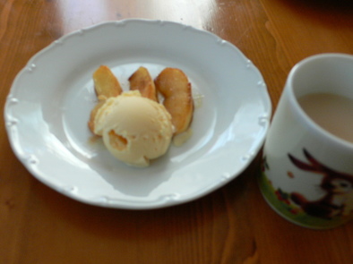 簡単おやつ☆りんごのソテーアイスのせの写真