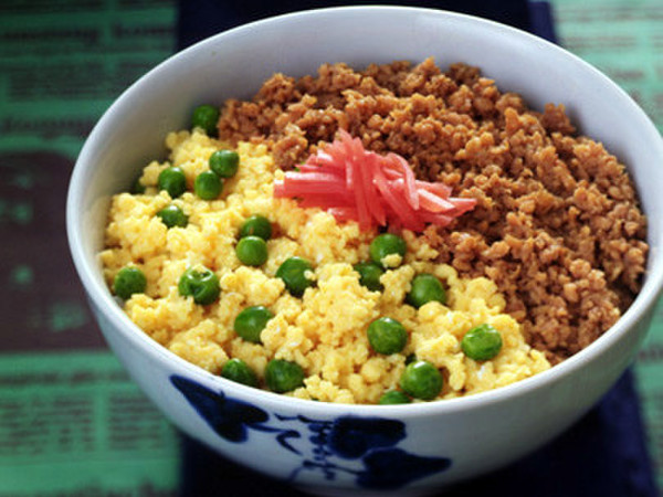 三色そぼろ丼
