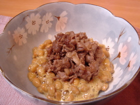 納豆と甘辛く炒めた牛肉を混ぜただけ~。