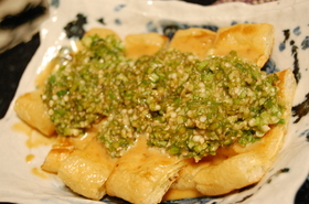 焼き油揚げのオクラのせ